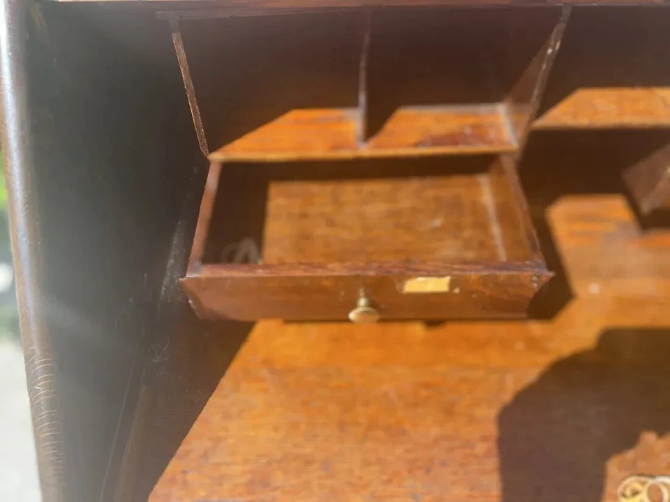 ANTIGUO ESCRITORIO SECRETARIA ESTILO LOUIS XV NOGAL MACIZO APOYADO EN 4 PATAS CURVAS 41" Foto 4 de 4