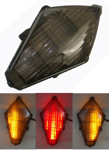 Clignotants intégrés sur feu LED TMAX 530 fumé pour optimiser votre visibilité