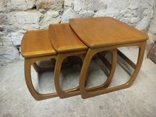 NESTO DI 3 TAVOLI IN TEAK NATHAN DI OTTIMA QUALITÀ IN OTTIME CONDIZIONI