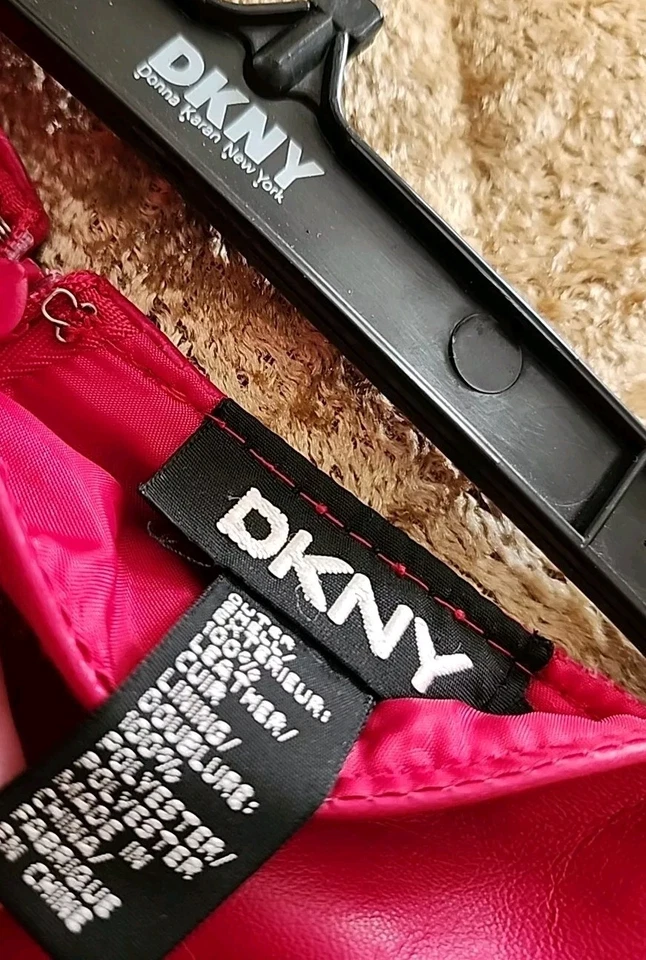 Falda DKNY Vintage Para Mujer Cuero Rojo Largo Midi Dobladillo Asimétrico Talla 6 Nueva con Etiquetas Foto 4 de 4