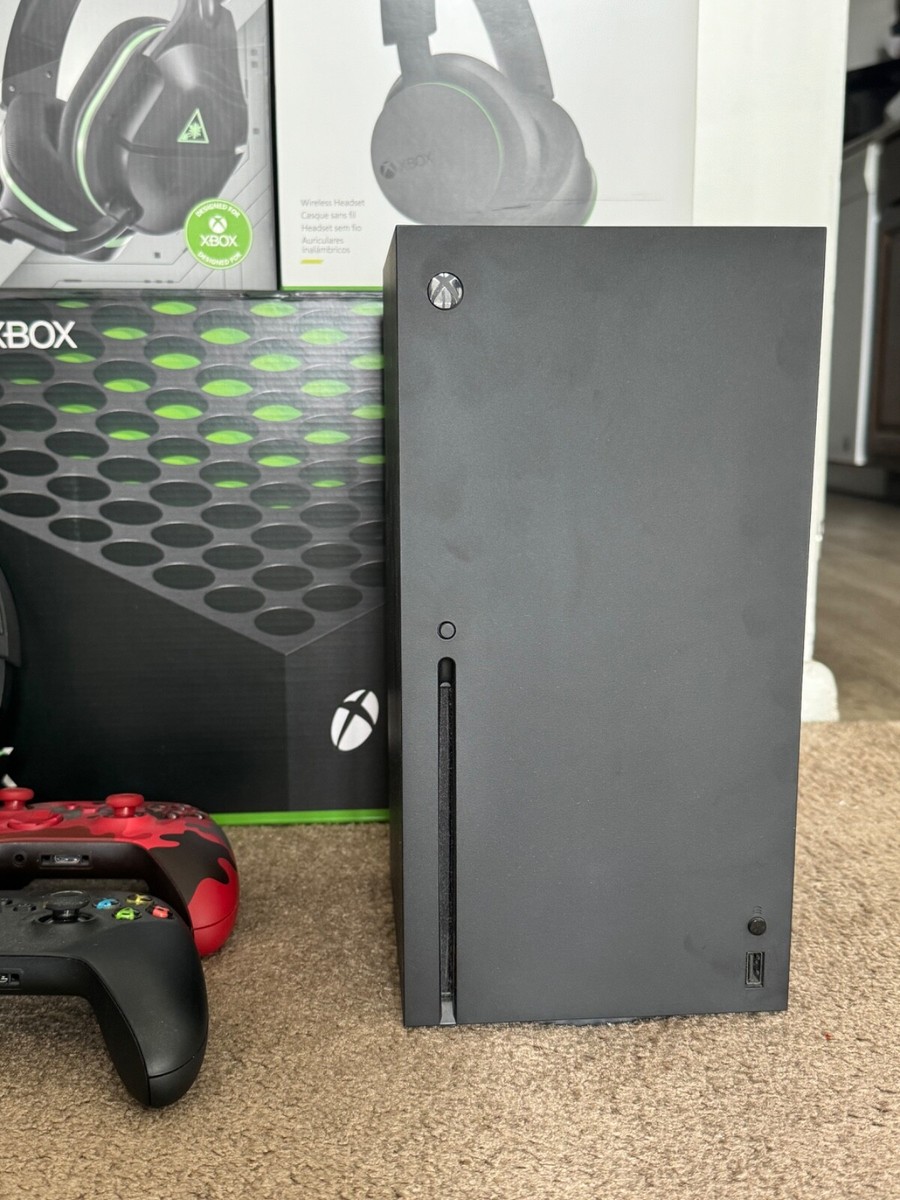 Microsoft Xbox Series X + extra controller + 2 headsets