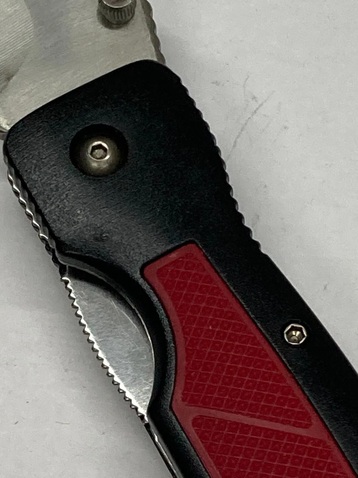 Cuchillo plegable negro/rojo Tanto Point con hoja de dentado profundo, clip, perilla para el pulgar Foto 4 de 4