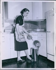 1953 Photo Housewife Assailed By Trash Can Odors From Food Prep Product 8X10