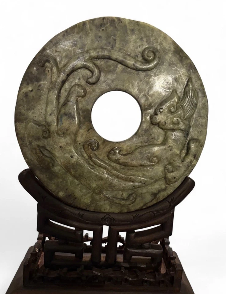 Disco bi de jade verde espinaca sobre soporte de madera dura protección y armonía de jade chino Foto 2 de 4