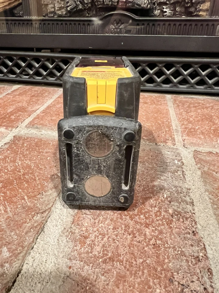 DEWALT DW083 Self-Leveling 3-Spot Laser Level & Magnetic Pivot Bracket - Image 3 of 4