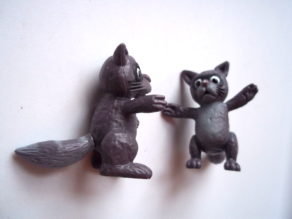 2 Wintertime RACCOONS Plastic Figure Misfit Toys Rudolph PLAYING MANTIS ...