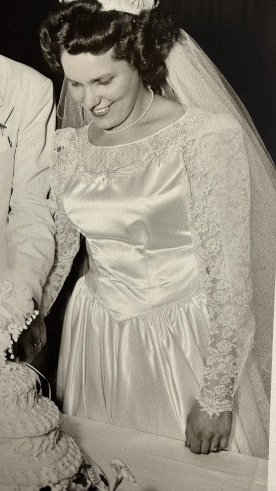 1949 wedding dress and veil - Image 4 of 4