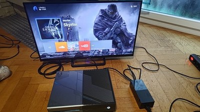Xbox One Konsole 1TB - Halo 5 Limited Edition    Mit Kabeln 