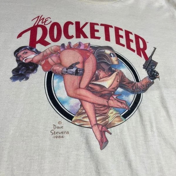 Camisa Rocketeer Grande Beige Vintage Años 80 Dave Stevens Graphitti Ciencia Ficción Fantasía Foto 3 de 4