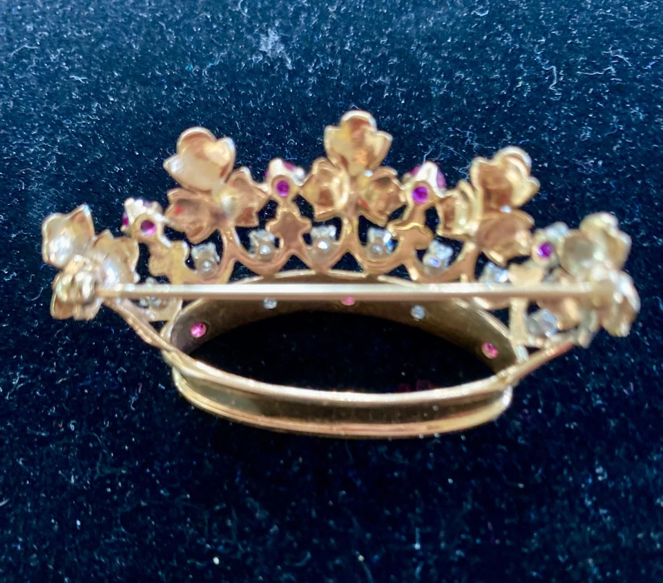 Broche prendedor corona Art Nouveaus 14k, circa 1950, con diamantes y rubíes. Foto 4 de 4