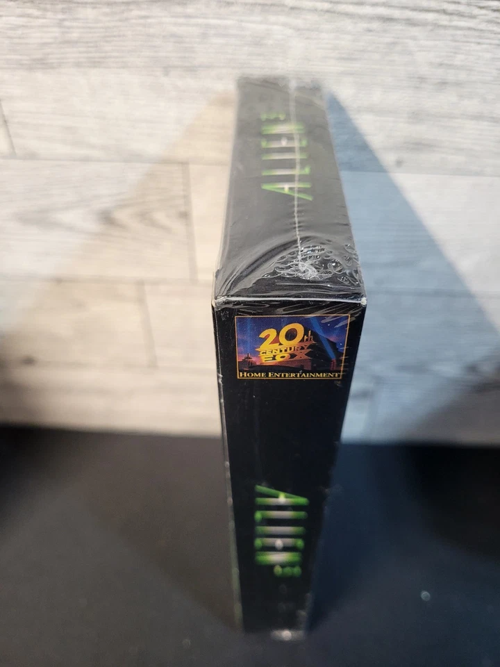 Alien 3 VHS 1992 Factory Sealed Sigourney Weaver Charles Dance Sci-Fi - Image 4 of 4