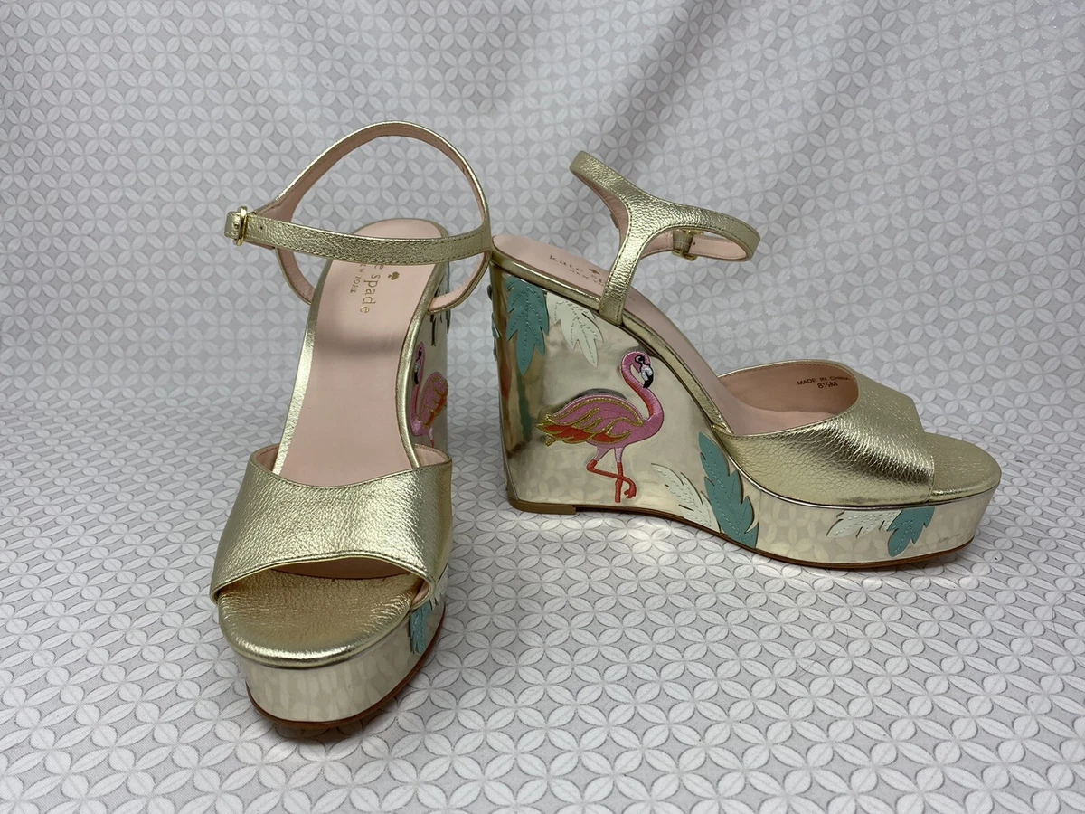 Kate Spade Darie flamingo by the pool gold wedge sandals shoes 8.5 summer Used