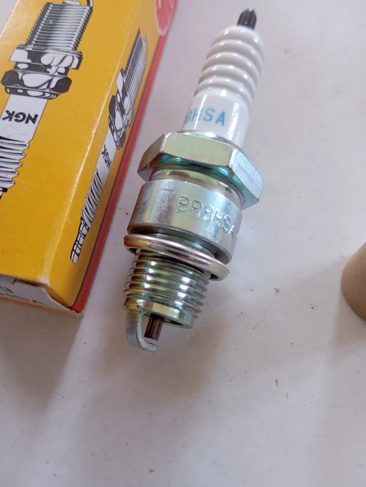 Bougie NGK BR8HSA kymco Hyosung Sym Daelim Benelli - Photo 2/3