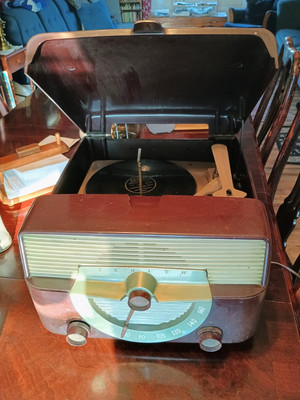 Vintage 1954 Zenith Cobra Matic Model L566 Bakelite Tube Table