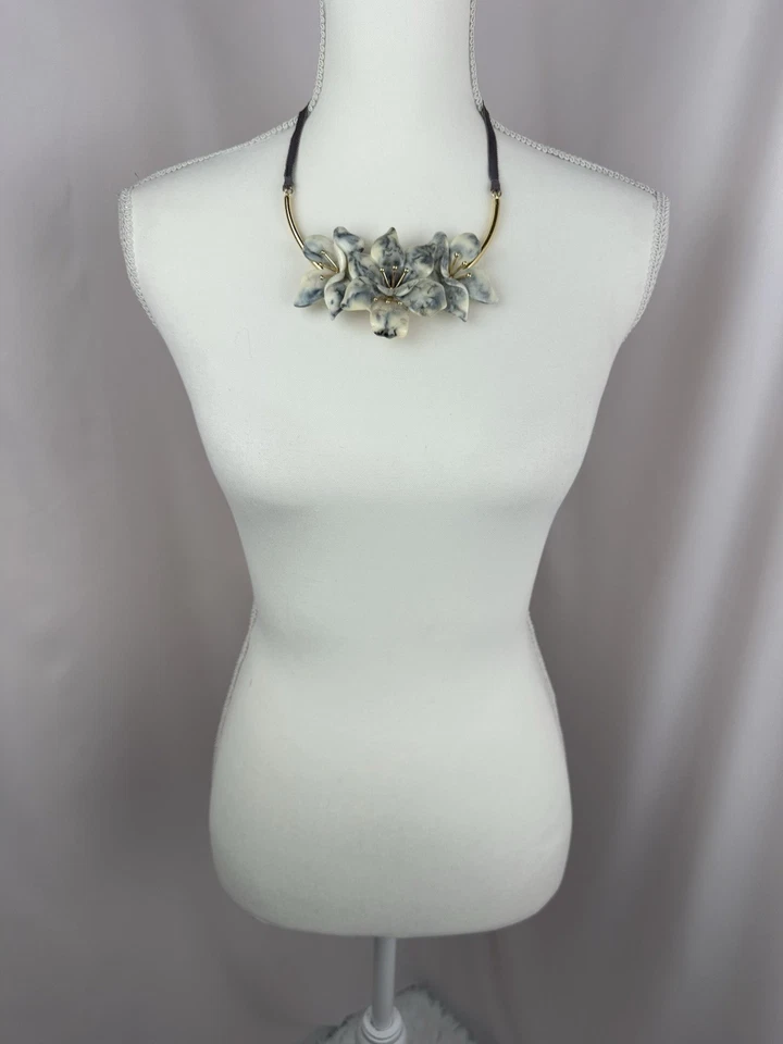 BaubleBar Resina Mármol Flor Distintivo Collar Tono Dorado Cinta Corbata Foto 2 de 4