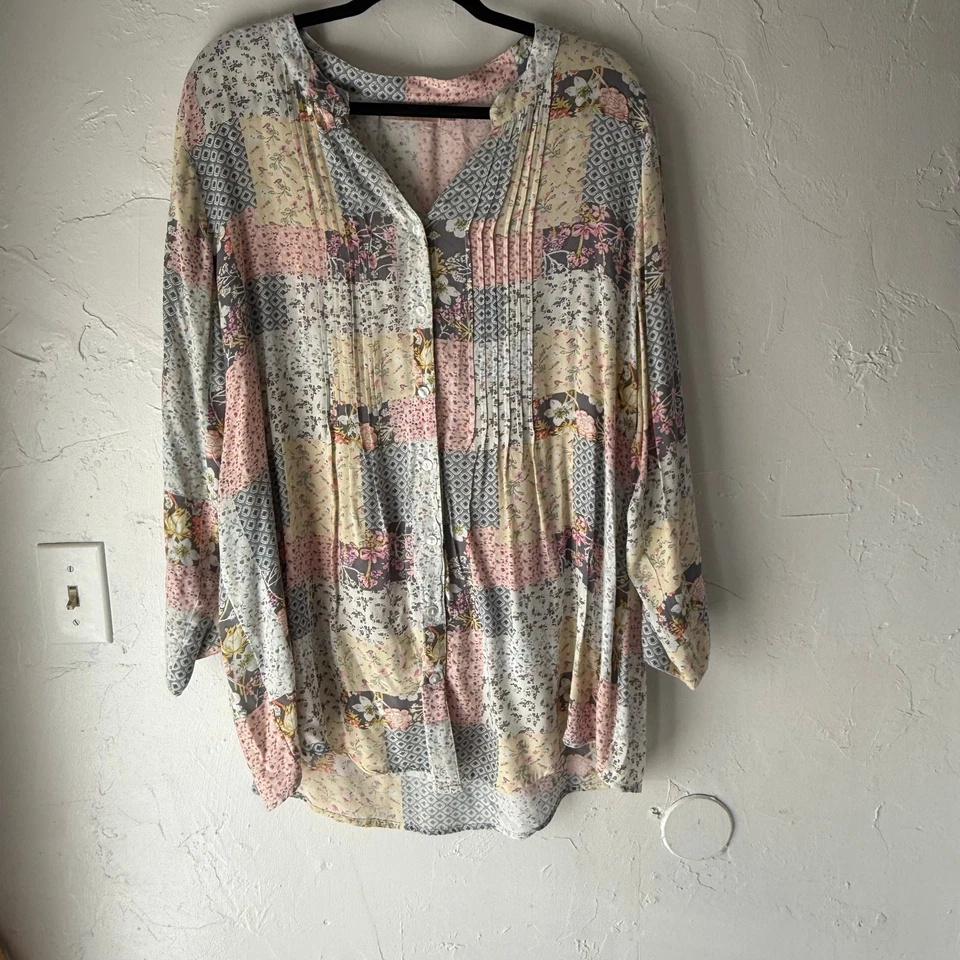 Top ligero manga 3/4 LA CERA Plus 1X floral cabaña pastel retazos rayón Foto 2 de 4