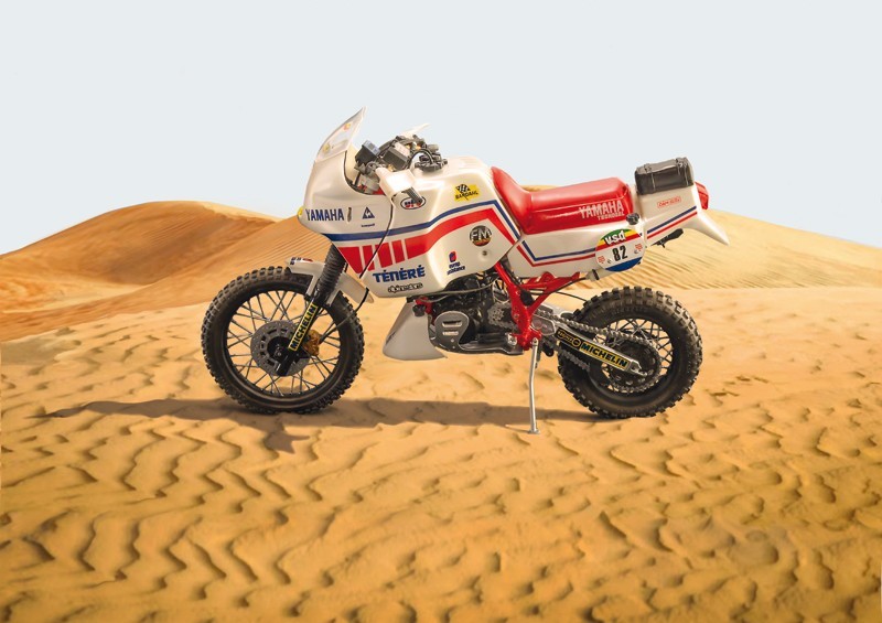 Maquette moto Yamaha Ténéré 1986 pour passionnés de rallye à assembler
