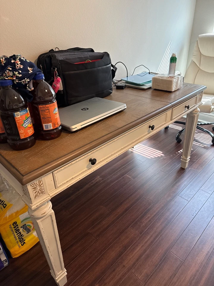 Hermoso Juego de Dormitorio Queen con Escritorio y Silla a Juego Foto 4 de 4