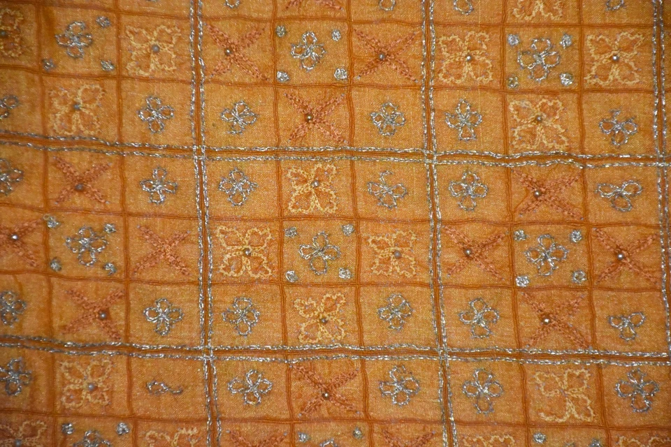 Saris de diseño floral tradicional lentejuelas bordado trabajo multi seda pura sari Foto 2 de 4