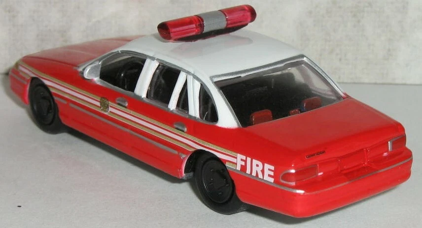 Genial Ford Crown Victoria 1997 97/Fire Chief/Coche con neumáticos de goma/Envío gratuito Foto 2 de 3