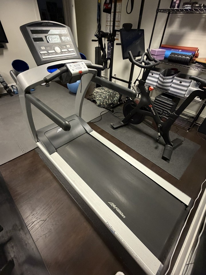 Life Fitness T7-0 Treadmill, Flex-Deck, Very Good Condition, Top of the ...