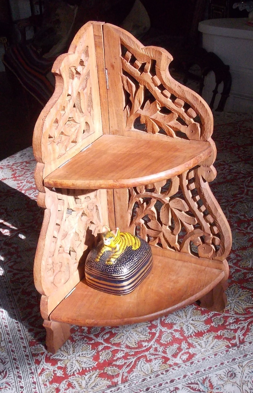 Étagère d'angle en bois sculpté pliable avec 3 tablettes amovibles