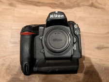 READ! Nikon D2Xs 12.4MP Digital SLR Camera - Black (Body Only)