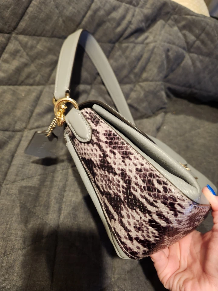 Bolso de mano COACH piel de serpiente, cuero gris paloma/herrajes dorados NUEVO sin etiqueta Foto 3 de 4