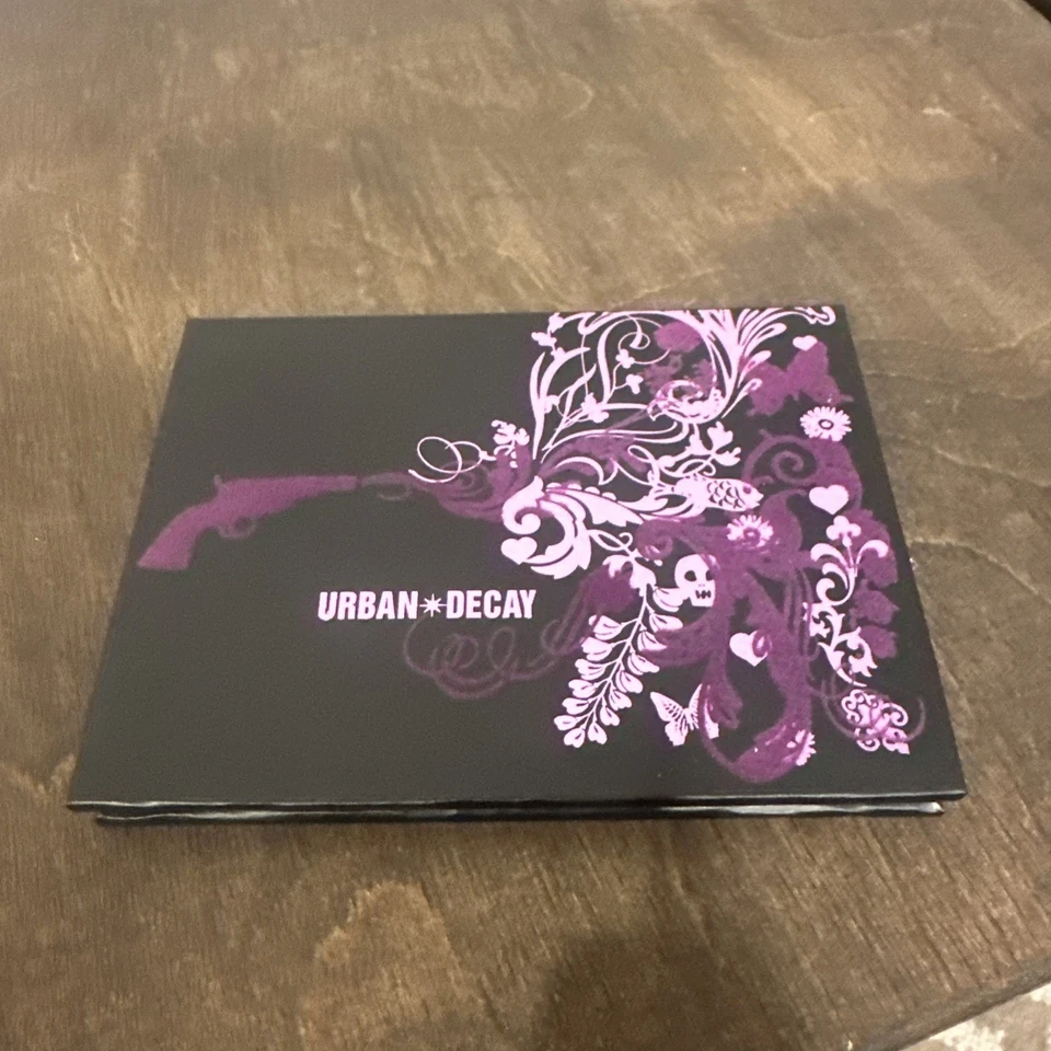 Paleta de munición de sombras de ojos Urban Decay y poción de imprimación de sombras de ojos Foto 2 de 4