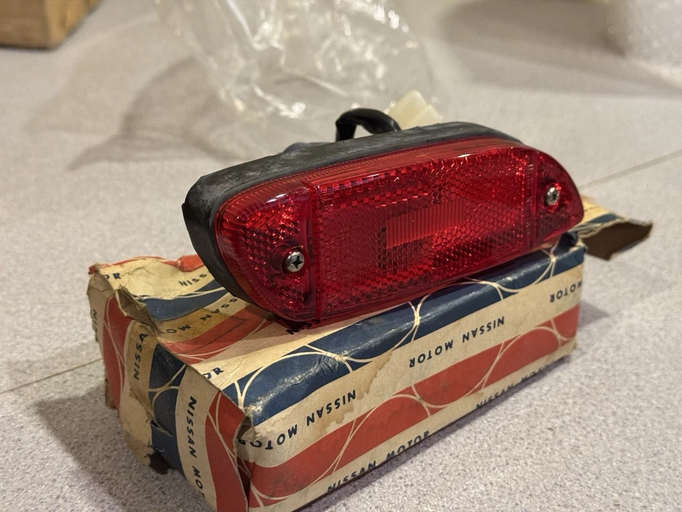 1974-1977 Datsun 710 Passenger Right Rear Red Marker Light Assembly 26190-K2400 - Изображение 3 из 4