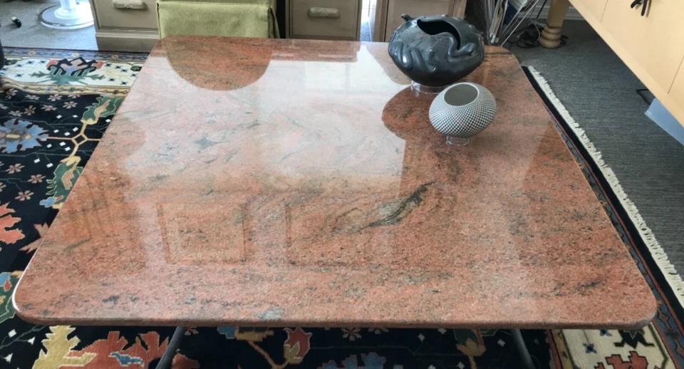 Impresionante mesa de cóctel de granito hecha a medida sobre base de hierro plateado cepillado/talla grande Foto 4 de 4