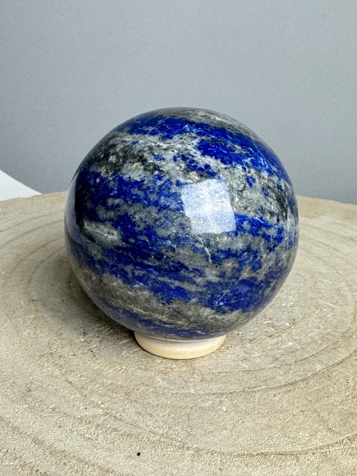 Fluoreszierende Lapislazuli Kugel –69 mm, 540 g mit Goldfarbigem Halter – - Bild 4 von 4