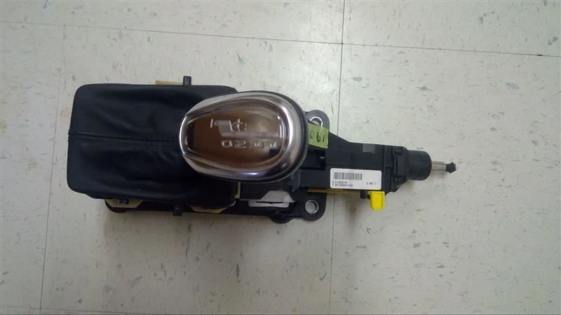 2013 13 Volvo S60 2.5L automatic transmission Shifter Assembly w knob 49473 - Image 4 of 4