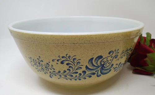 Pyrex Homestead Beige w/ Blue Scrolls Mixing Bowl 403 2.5 qt.