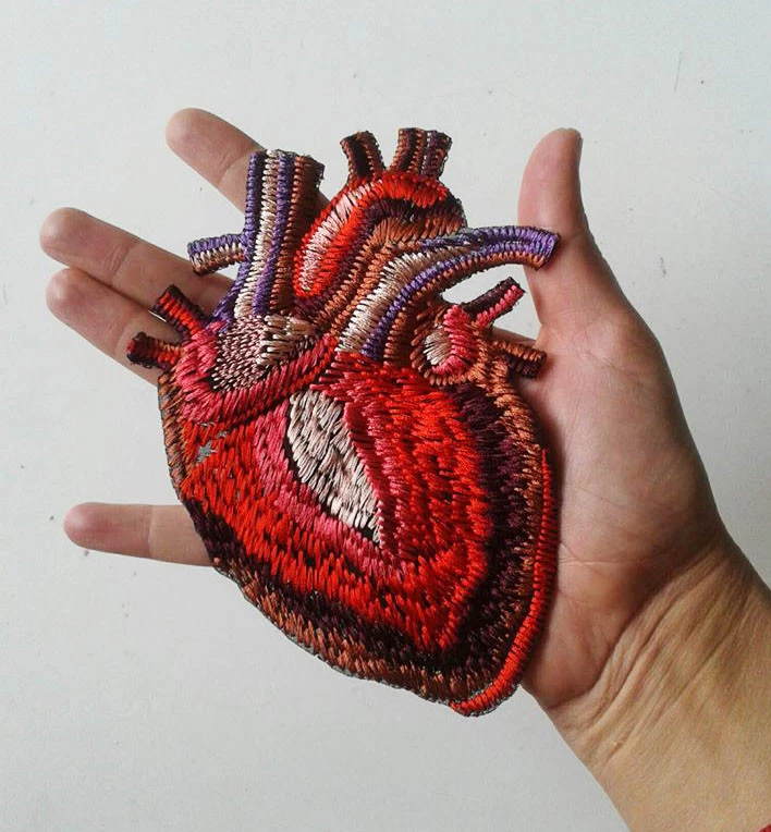 Parche bordado anatómico médico corazón hecho a mano de Ucrania Foto 4 de 4