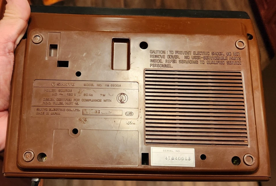 Reloj despertador Sanyo radio AM/FM de colección grano de madera número de modelo RM 5500A  Foto 4 de 4