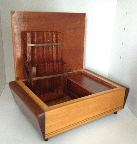 Antigua CAJA DE CIGARRILLOS DE MÚSICA ITALIANA CON INCRUSTACIONES DE MADERA con movimiento suizo 7,5" - Imagen 7 de 11