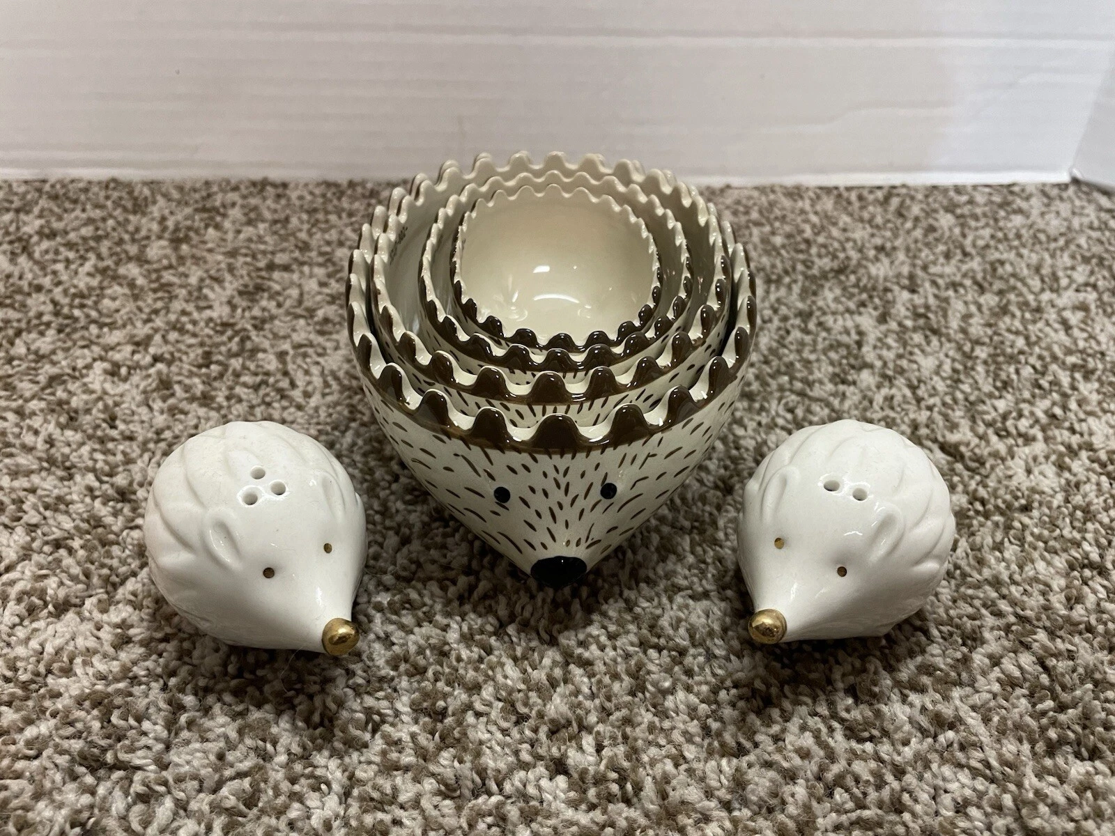 Creative Co-Op Hedgehog Measuring Cups 4 Sizes + Bonus Salt / Pepper Shakers