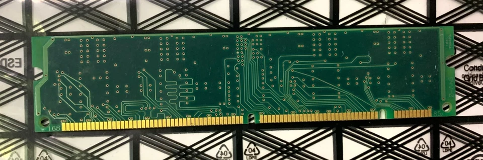 Infineon HYS64V8301GU-7.5-C2 PC133-333-520 64MB Sync 133MHz CL3 SD-RAM Module - Image 2 of 2