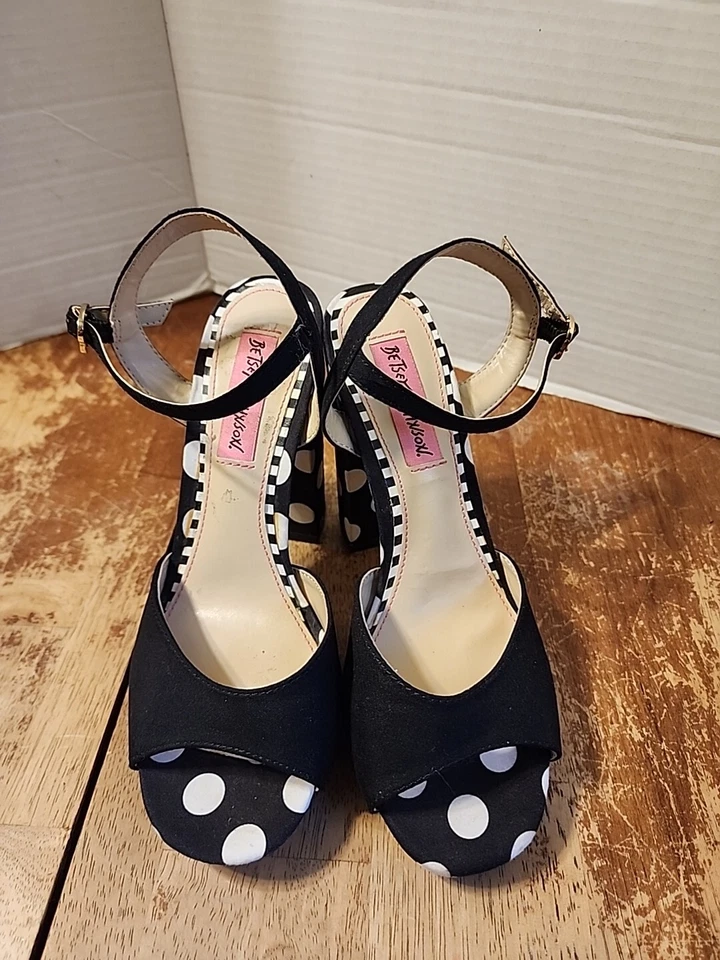Betsy Johnson Isla 黑色带白色圆点织物 4 5/8 鞋跟露趾 6 码 — 第 2/4 张图片