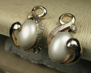 Vintage Bold Feminine Faux Textured Gold Pearl Rhinestone Clip On Earrings USA