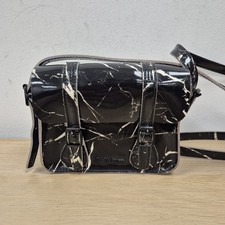 Borsa a tracolla Dr Martens Mini marmo bianco nero vernice pelle 7"