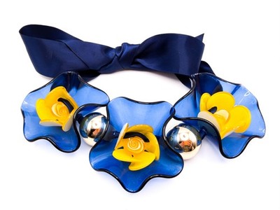 John Lewis Blume Statement Halskette blau Satinband Acryl Chunky Floral Latz