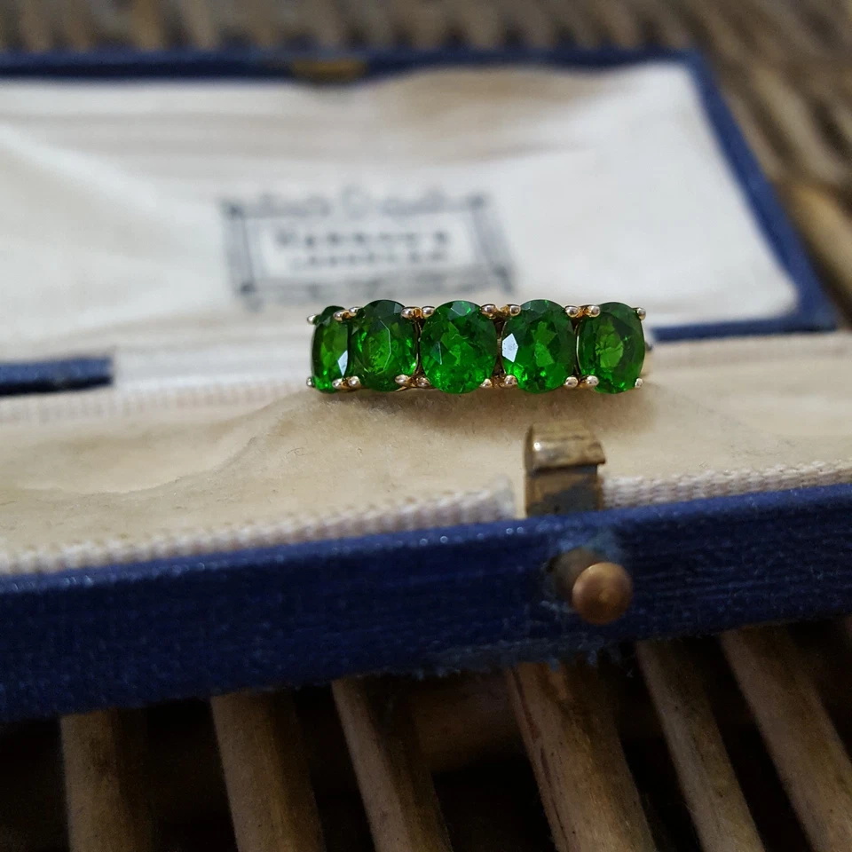 Anillo de media eternidad de plata de ley 925 con diopsido de cromo verde talla N.5 del Reino Unido, oro Foto 4 de 4