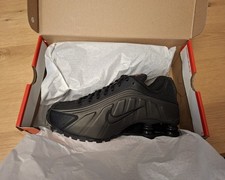 Schuhe Nike Shox R4 (GS) - Triple Black - Größe 38.5 (EU) - NEU im Karton