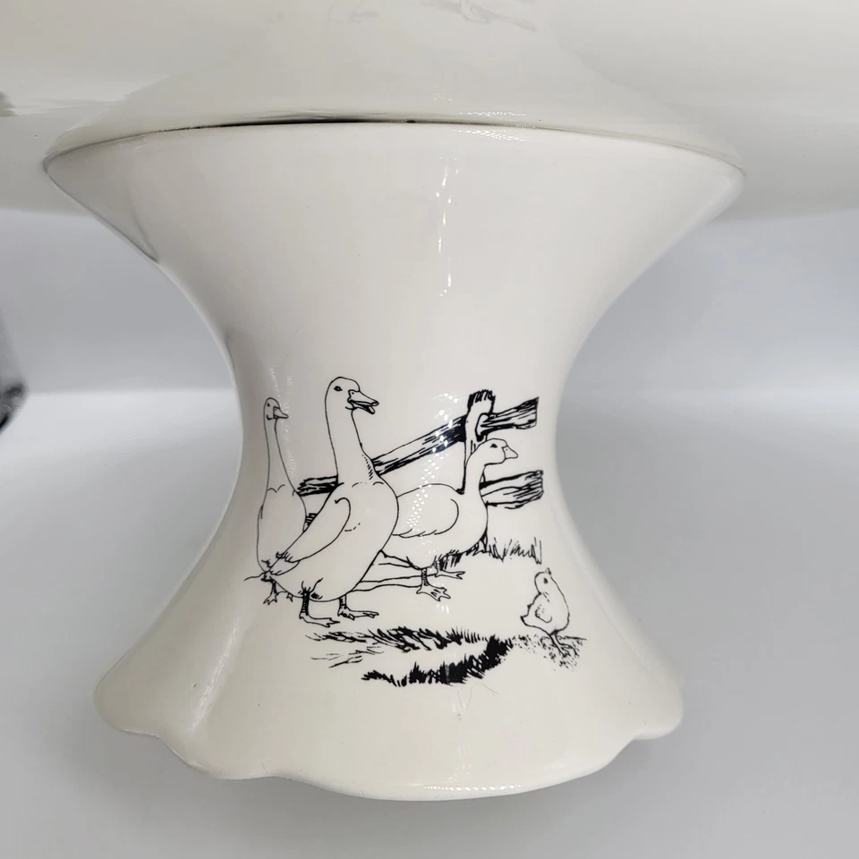 Plato de soporte para pasteles Barnyard Toile Andrea de Sadek 13" de diámetro gallo ganso gallina Foto 3 de 4