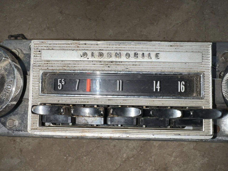 Radio Cutlass Oldsmobile Delco 1964 de colección Foto 2 de 4