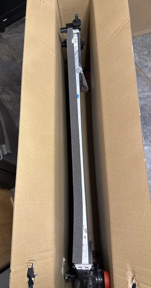 Radiador de refrigeración motor Mopar original 86648998AA 2022-2025 RAM PROMASTER 2500 Foto 2 de 4