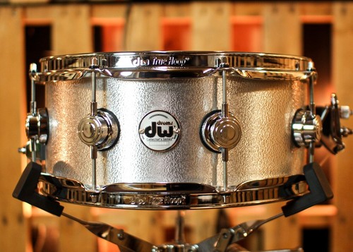 DW 5.5x13 Collector's 3mm Wrinkle Coat Aluminum Snare Drum - DRVA5513SVC - 第 1/6 張圖片