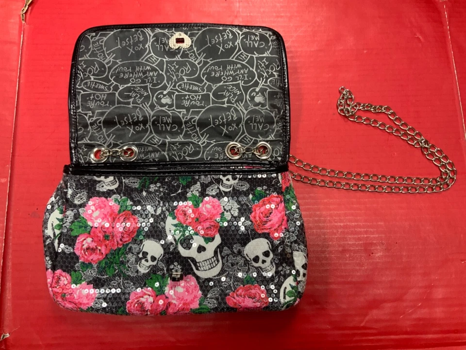 Bolso de Mano Betsey Johnson Calavera y Lentejuelas Rosa Foto 2 de 4